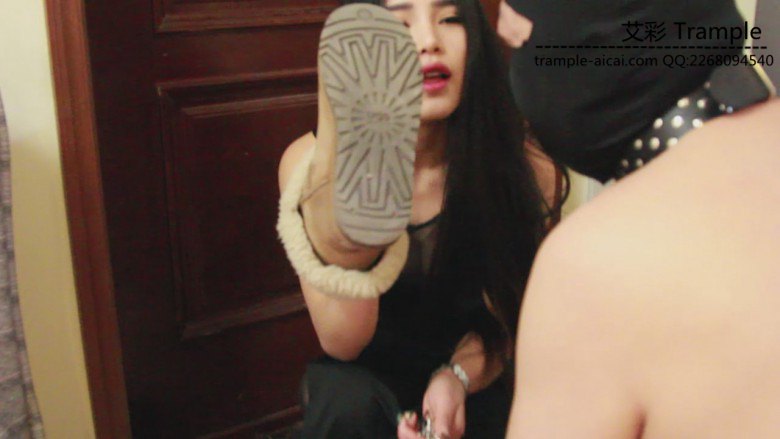 冥妃S-羞辱烟灰口水脏鞋底细高跟调教