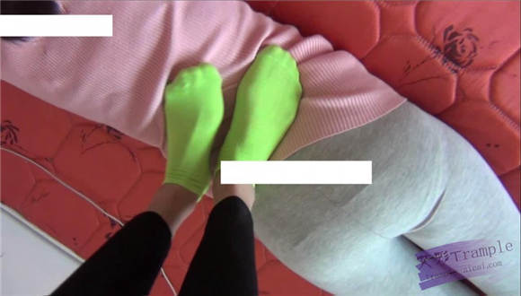 甜儿公主绿棉袜虐踩LULU肚子和脸蛋 G-NV-108