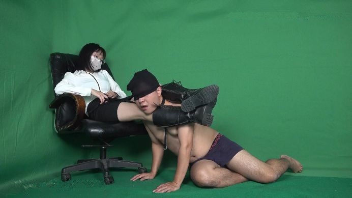 【南国原创】女员工潘婷绑架老板，强迫当狗