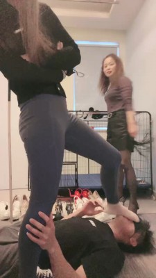 【安静大大】母女S耳光/踩踏/舔鞋【三视角版】 bf19913