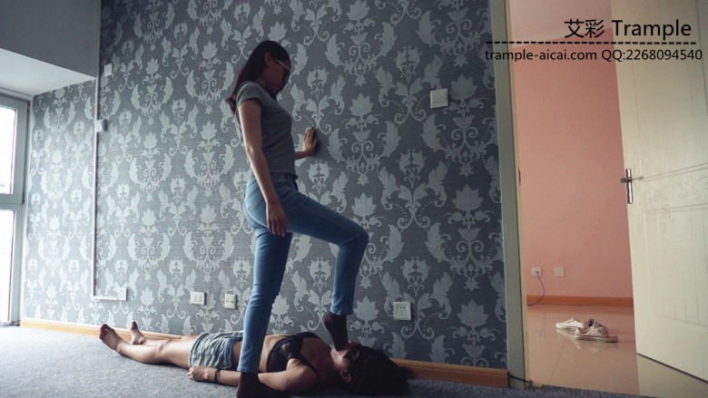 『小妮女女』原味黑短丝插嘴深喉，牛仔裤.