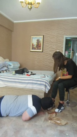 篮球长腿美女aj脏篮球鞋踩踏喂食语言羞辱