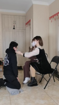 双女神模特踢裆耳光闻脚 YC-220905-3