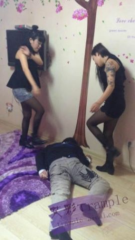 三位女主爆踢内裤小偷