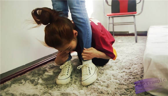 至尊LULU女女侮辱 校花儿大战之不打你，你骨头痒 G-NV-178