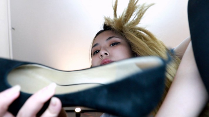 蜜蜜厚黑丝踩脸闻脚POV