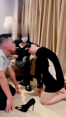 【莫妮卡S】情侣奴脚下犯贱 bf21893