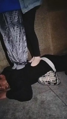 【刘二狗】素人户外踩踏舔鞋羞辱 bf11982