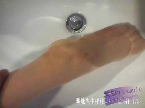 【典藏精品】高清肉丝足高清恋足大片之《奶茶浴丝足美脚》~