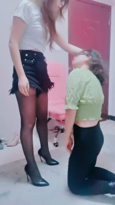 【梦幻大大】女员工汇报工作被老板虐成狗 bf23106