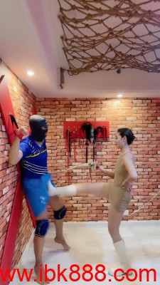 套路直播【二宝】白靴虐裆贱狗-全体重踩踏/耳光 bf23383_HD绳艺资源