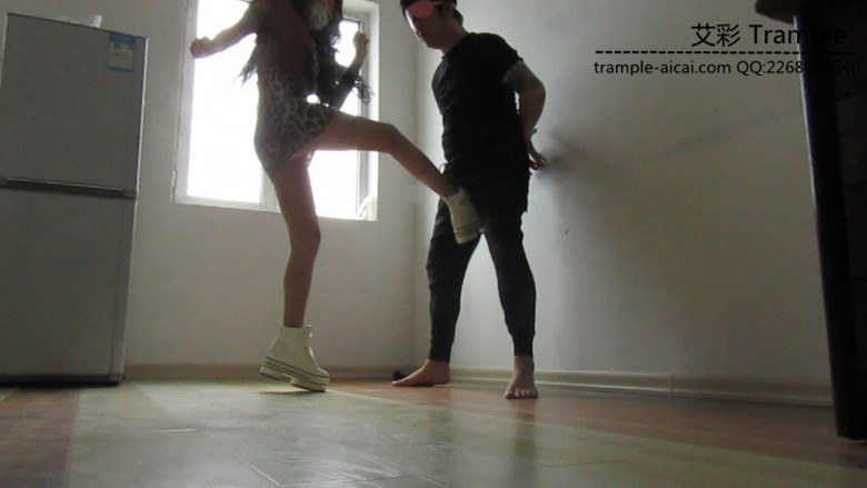 2人の肉糸美脚の足で顔を蹴った