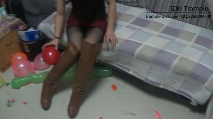 黑丝高跟靴子踩气球