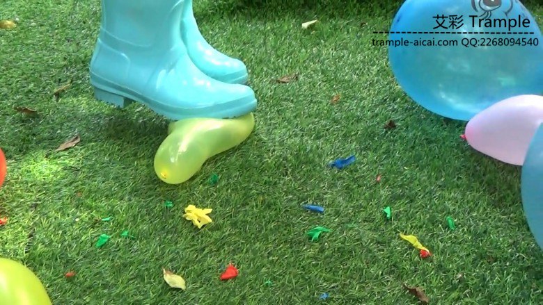 黑丝运动鞋雨靴踩气球