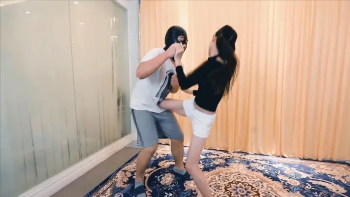 〖H.P.L栖心之栈〗—芷晴腿踢格斗