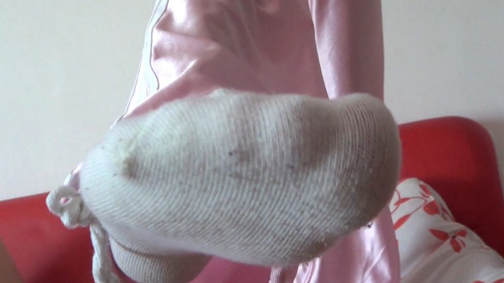 小瑶全体重踩脸踩脖子闻原味白袜