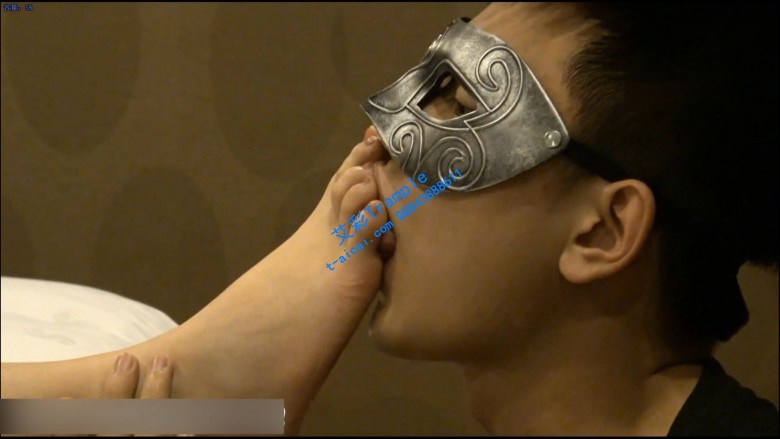 舔粉色指甲油白嫩脚丫_HD绳艺资源