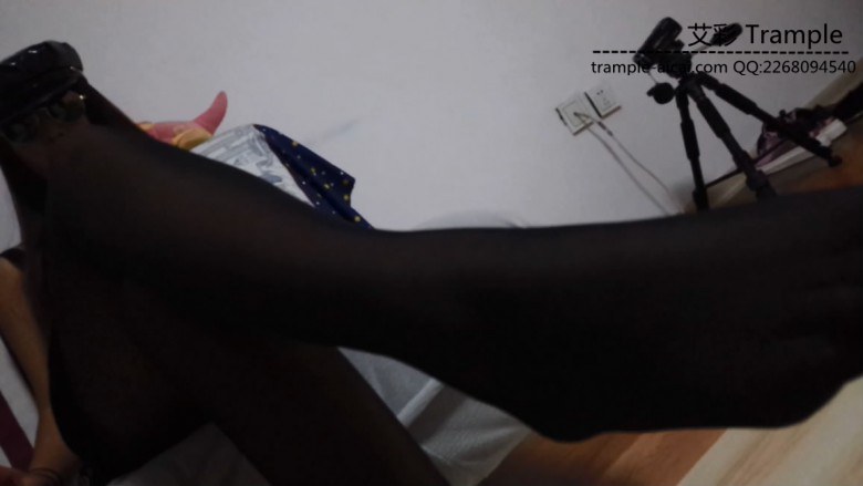 超模园女王经典第一视角羞辱脚奴