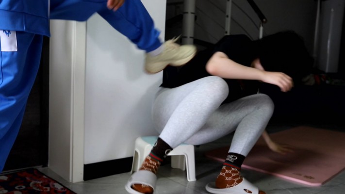 【惑心】女校霸爆踩女奴踩爆