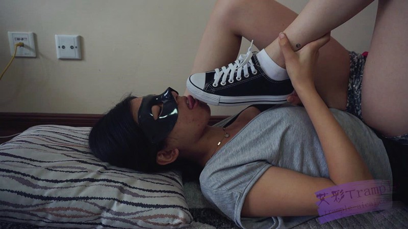 『小妮女女』恋足妹妹，撒娇让姐姐踩自己，舔姐姐的鞋袜