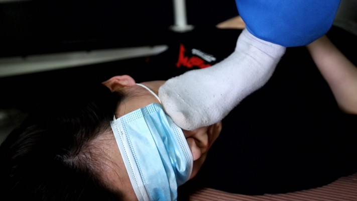 【惑心】女校霸爆踩女奴踩爆