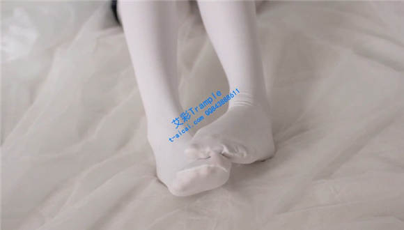 性感白丝踩樱桃