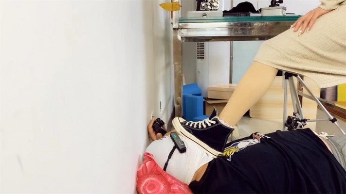 【婧児小主】晓G帆布鞋脏白袜踩头踩脖子 踩踹审讯最后裁断囚犯脖子！ YC-220516-4