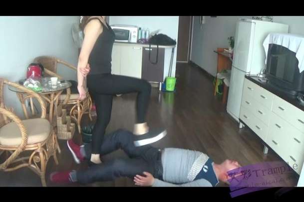 燕子女主足打耳光肉垫