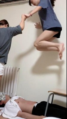 【萝莉酱】学生姐妹花跳踩地狱00后在校学生素人暴力跳踩人肉毯子