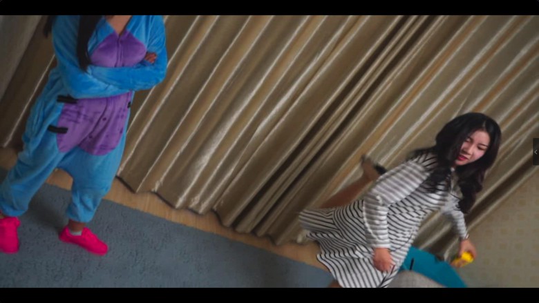 洛芸睡衣无作假暴力踢裆