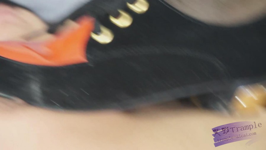 纯纯黑丝休闲鞋踩踏，特写黑丝