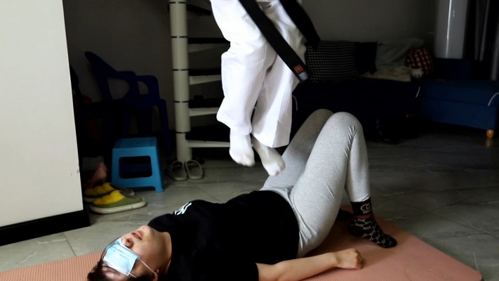 【惑心】跆拳道美女臭脚要狗命