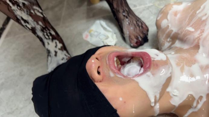 珂玥S丝袜脚喂食-女仆特奈踩踏羞辱M下M喝女王吐出来的酸奶舔丝袜脚YC-220624-3