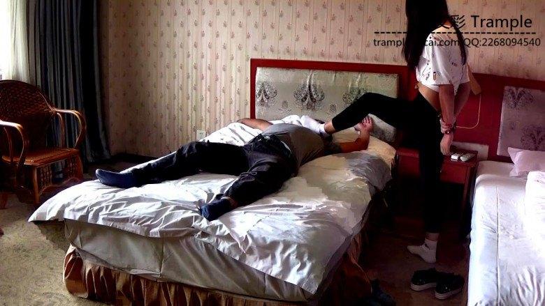 点穴制服女打手