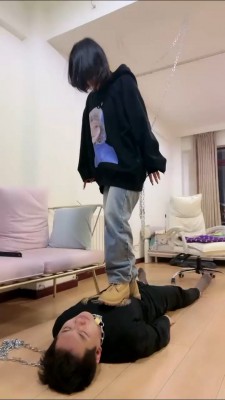 【明明】三女王调教带锁奴 bf23009