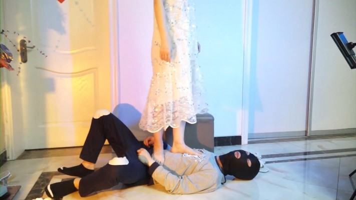 【黑丝诱惑】沐沐水果踩踏喂食调教狗奴舔脏鞋底 YC-220515-9