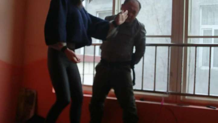 组织女打手吊打逃跑者