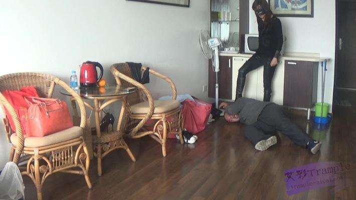 女杀手老大教训废物马仔