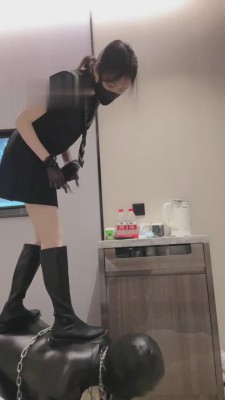 【万一S】长靴S肉丝羞辱碾压皮革衣 bf15702