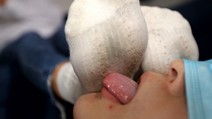 【惑心】极品臭袜子残忍折磨女奴