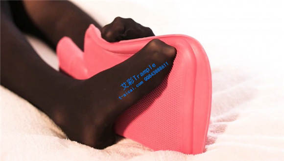 黑丝踩玩热水袋