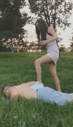 冷柔精彩户外爬行比赛遛狗