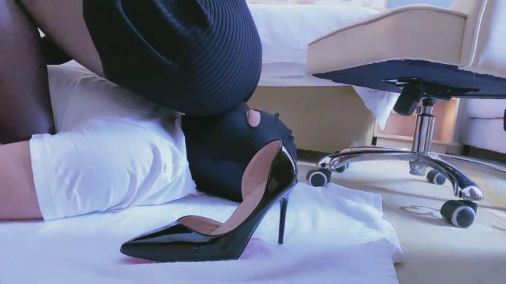 【艾薇儿】高跟黑丝踩地毯 bf19639