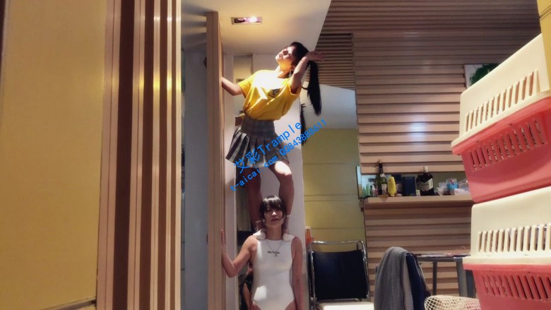 最强女m：全新风格女女踩踏人肉舞毯！