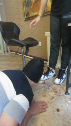 篮球长腿美女aj脏篮球鞋踩踏喂食语言羞辱_HD绳艺资源