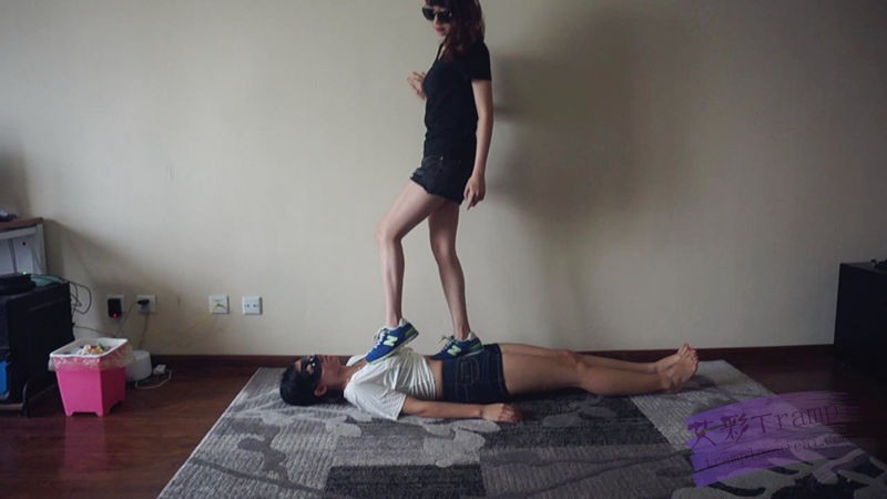 『小妮女女』白袜运动鞋的羞辱践踏女奴_HD绳艺资源