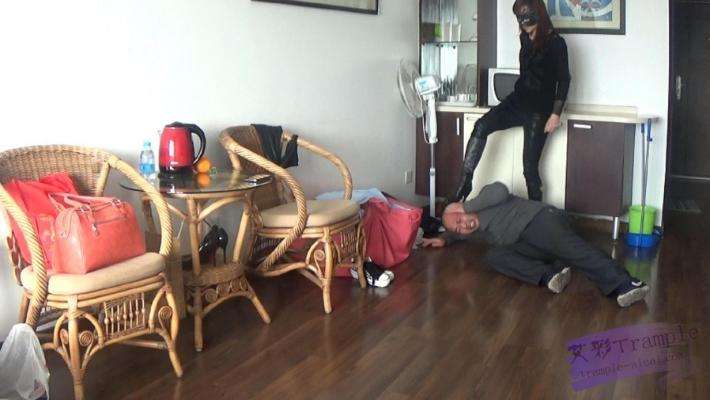 女杀手老大教训废物马仔