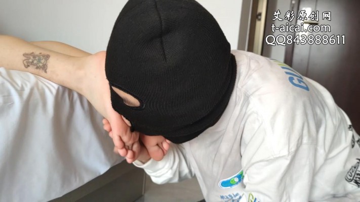 （中山素人联盟）纹身小姐姐末咖玩手机无视贱狗清理脚步 YC-220304-4