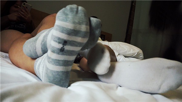 【校园女流氓】POV臭原味谈笑间羞辱除臭脚奴