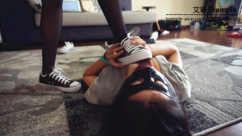 『小妮女女』小妮虐待羞辱鞋袜撞衫女